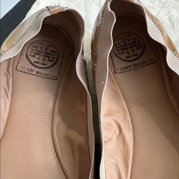 Tory Burch shoes Tan Patent Leather Ballet Flats Women’s Size 9 Logo Medallion - Picture 7 of 7